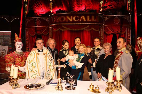 Taufe in der Manege des Circus Roncalli - Nicholas Rossi wurde am 23.10.2017 getauft (gFoto. Martin Schmitz)
